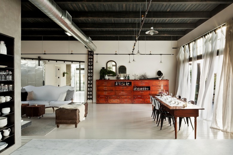 Drewniana czarna podbitka sufitowa,biała podłoga żywiczna,stylowy drewniany stół z tolixami i stylowa prowansalska biała sofa w salonie (27762)