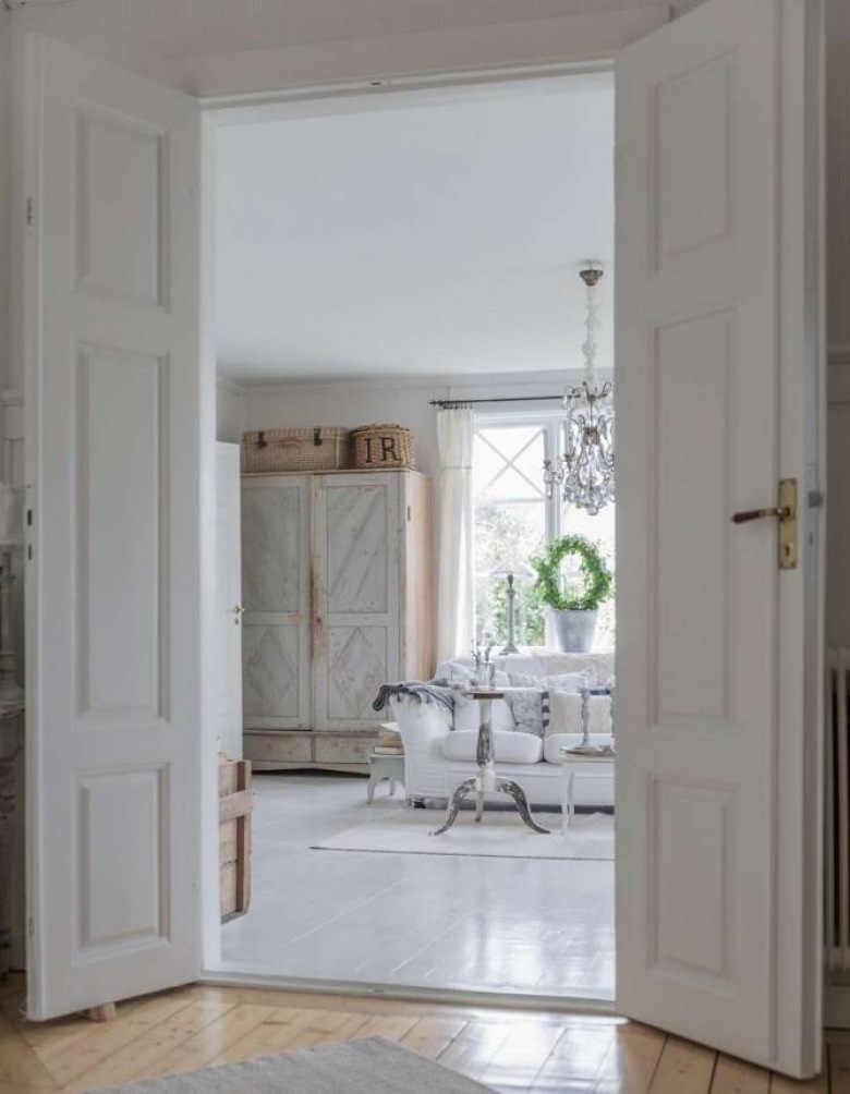 Drewniane drzwi i podłogi w białym salonie (53400)
