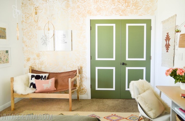 Kolorowe drzwi i wzorzysta ściana w sypialni (50823)