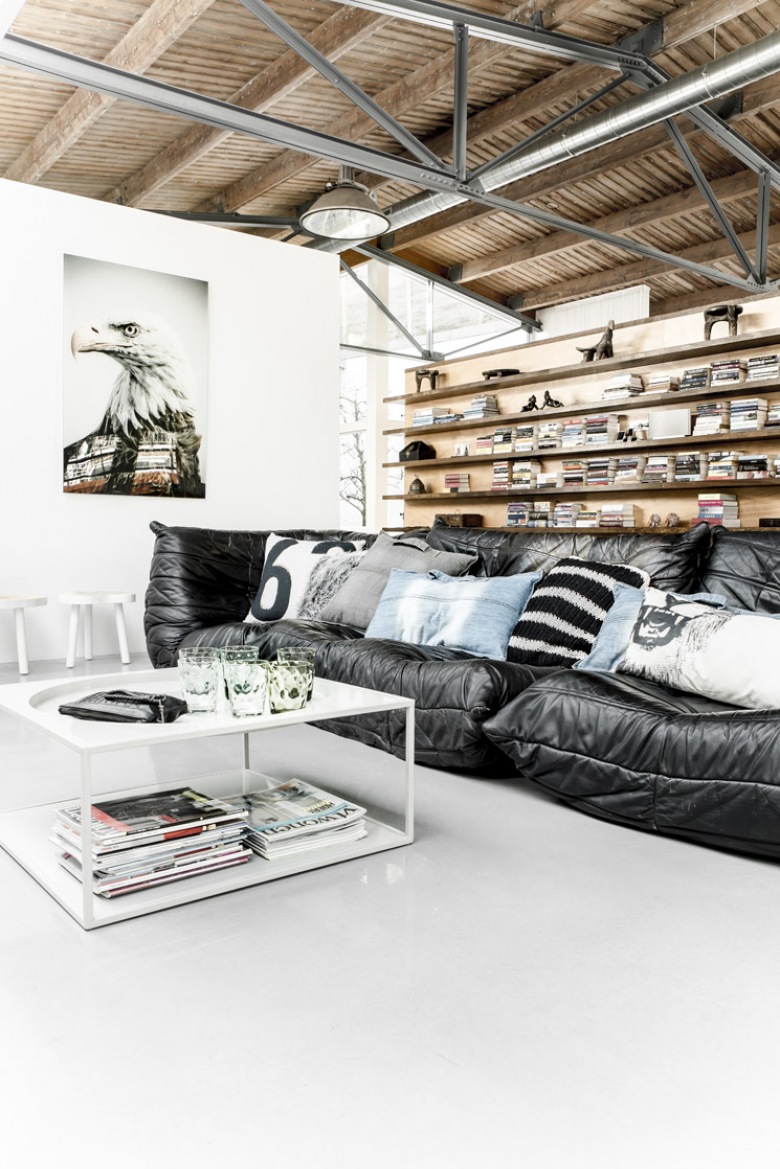Pikowana nowoczesna sofa,drewniane półki z książkami i biały metalowy stolik kawowy (22271)