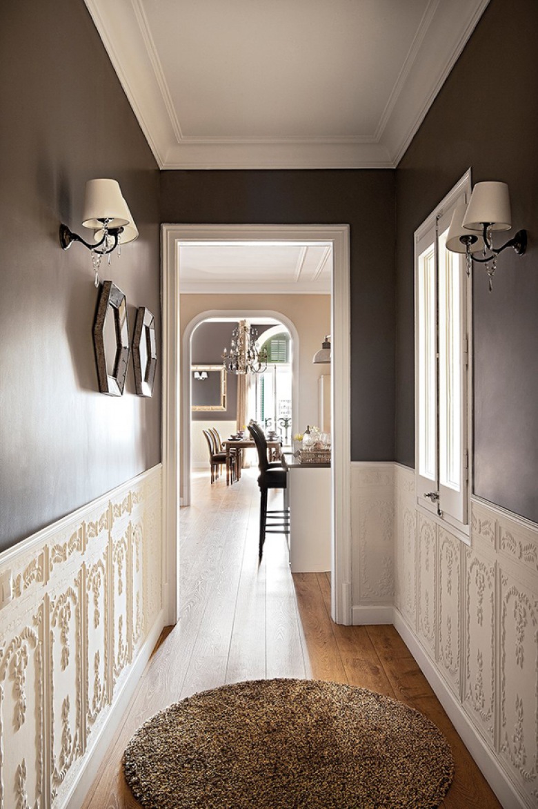 Wąski  hol z szarymi ścianami, dekoracyjnymi lamperiami i deskami na podłodze (22185)