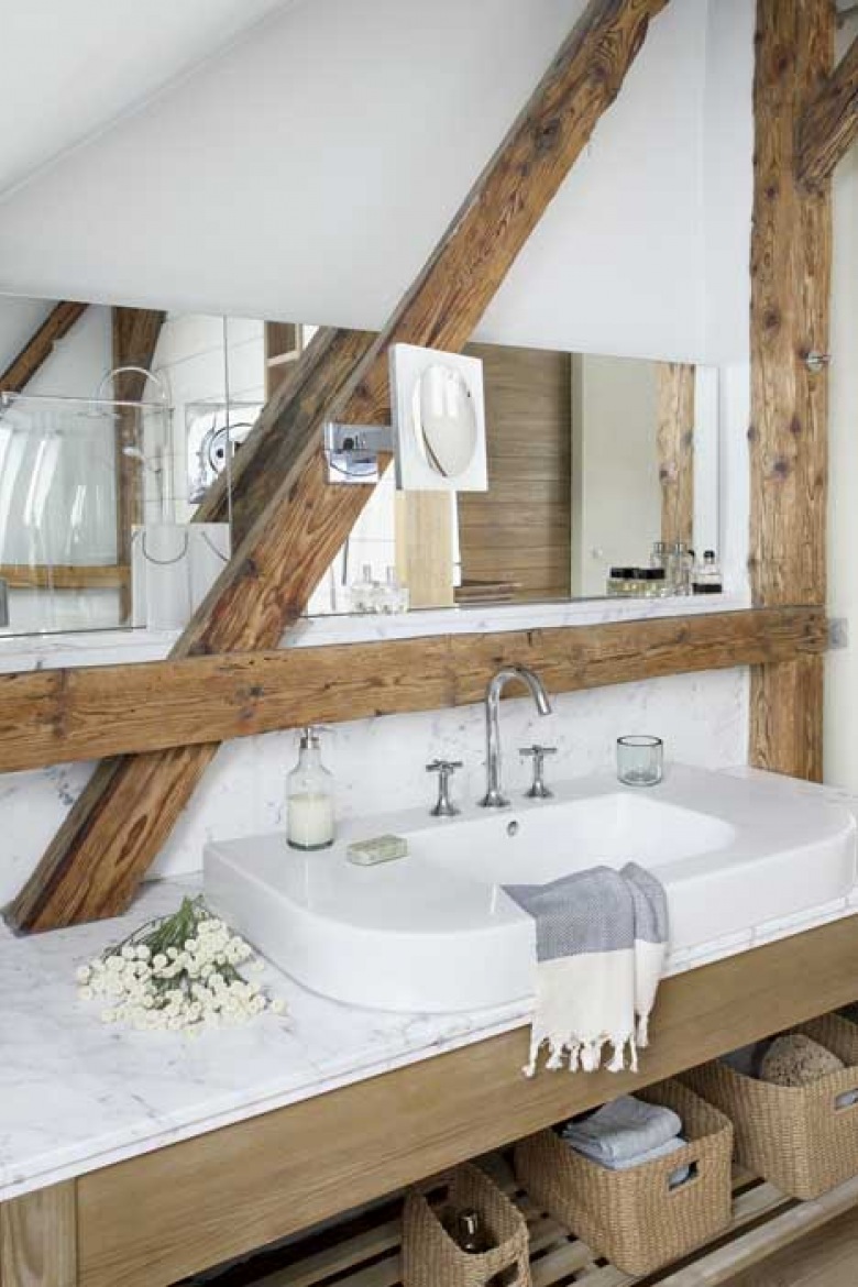 Modern  rustykalna biała łazienka z drewnianymi belkami (22371)