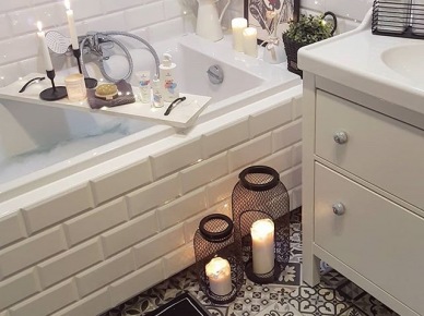Biała łazienka z czarnymi dodatkami i wzorzystą podłogą w romantycznej aranżacji (55531)