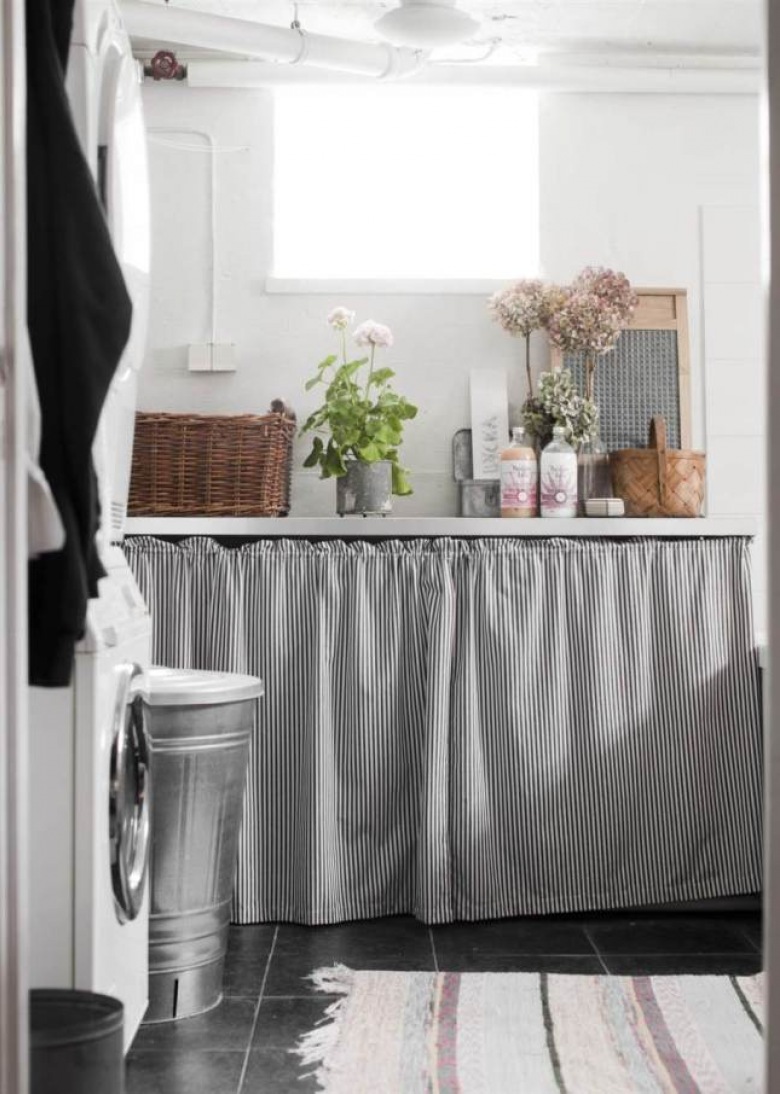 Bawełniany fartuch przesłona pod półką w łazience,wiklinowe koszyki i bawełniany dywanik w paski (28243)