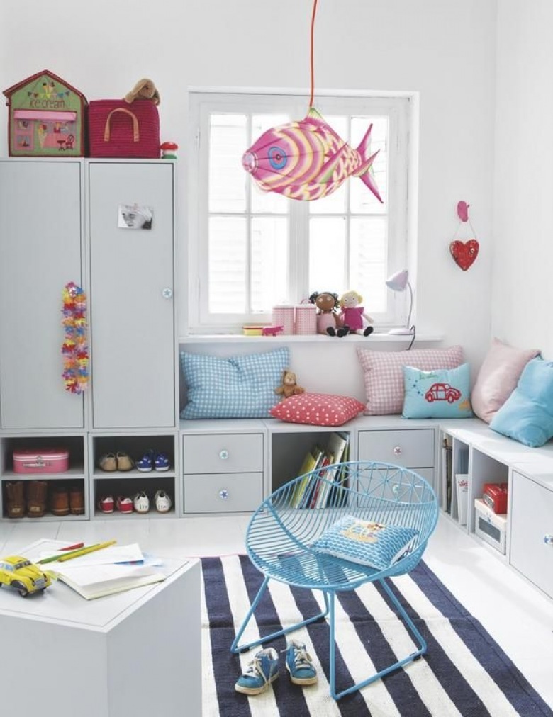 Szafki niskie w roli siedziska dla dzieci,niebieski fotelik z metalu i różowo-niebieskie dekoracje i poduszki (26770)