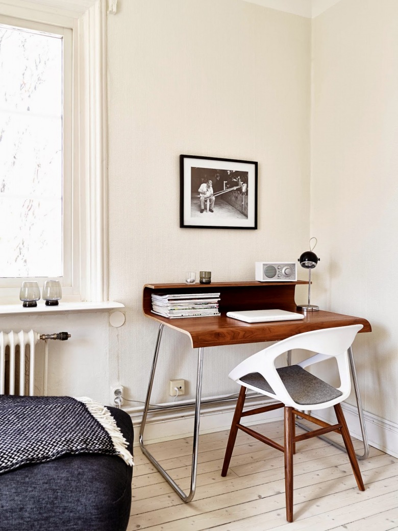 Profilowany brązowy blat biurka z półką na metalowych płozach z drewnianym krzesłem z białym siedziskiem (25612)