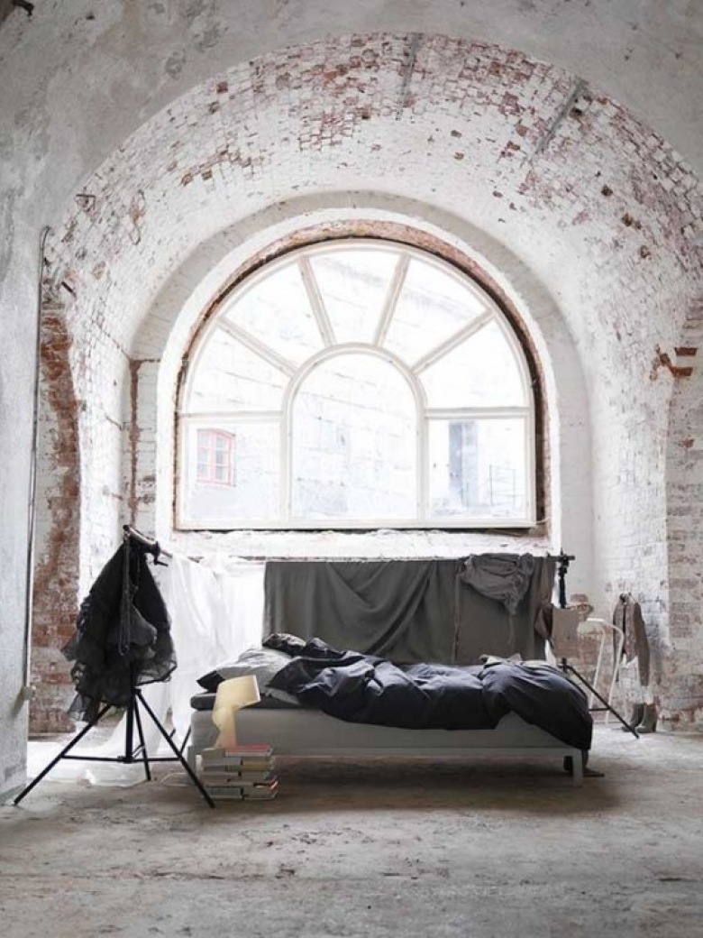 Sypialnia w starych murach z cegły (16684)