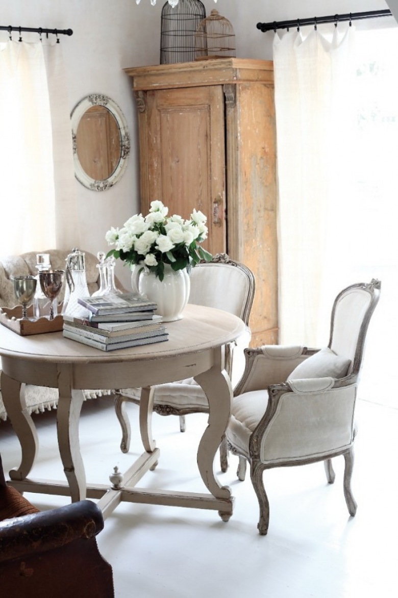 Stylowa jadalnia z francuskim okrągłym stołem i krzesłami , z szafą i lustrem w stylu shabby (22463)