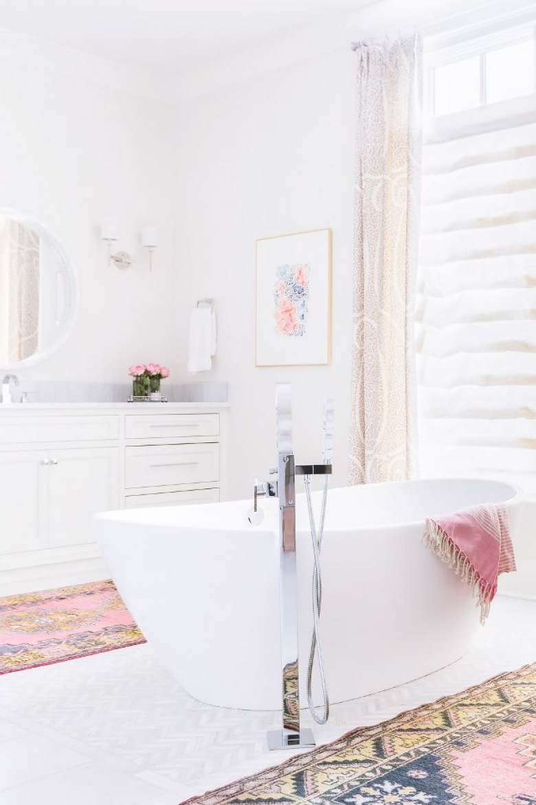 Biała łazienka z różowymi dodatkami (53836)