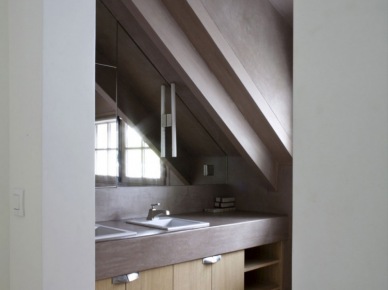 Szary kolor z dębowym drewnem w łazience (17581)