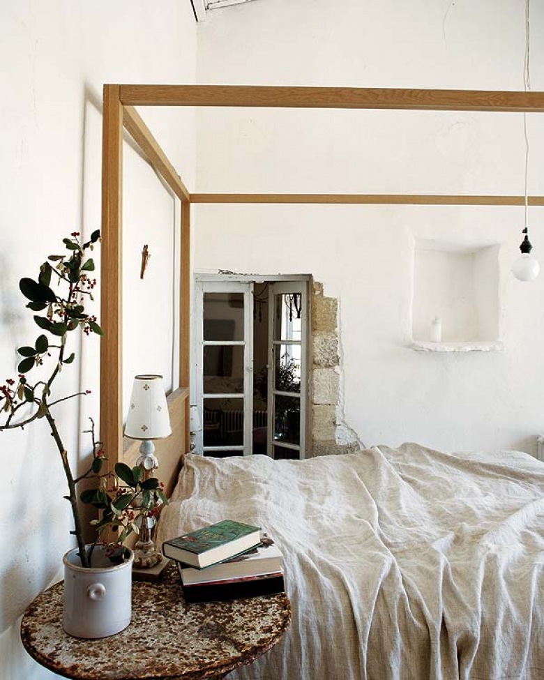 Łóżko w drewnianej ramie z dodatkami w stylu prowansalskiego vintage (20297)