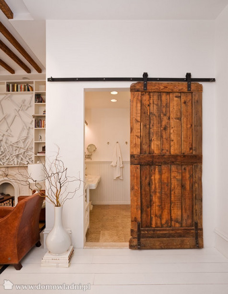 Wiejskie drzwi drewniane przesuwne na żeliwnej szynie na ścianie do łazienki (26516)
