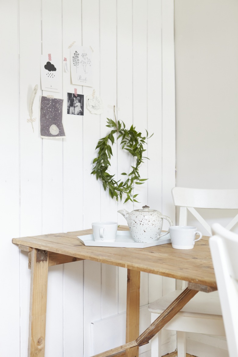 Białe deski na ścianie i drewniany stół w aranżacji rustykalnej jadalni (53154)