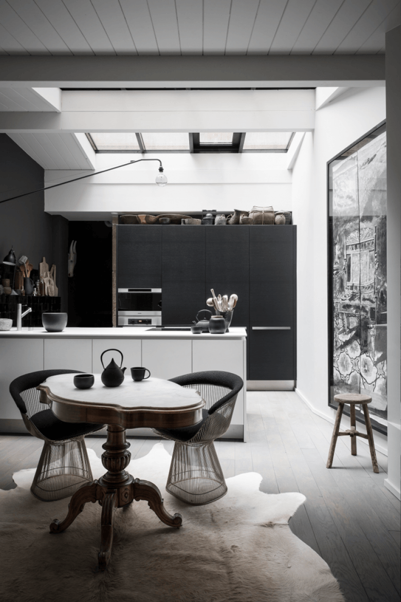Biało-czarna kuchnia ze świetlikiem w suficie i stylowym stołem (22877)