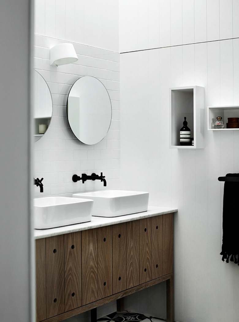 Okragłe lustra,czarne baterie retro,drewniane rustykalne szafki pod prostokatnymi umywalkami,drewniane biale panele na ścianie i biało-czarna marokańska  terakota w łazience (26047)