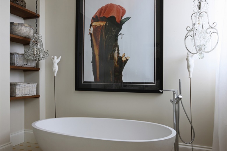 Drewniane półkiz wiklinowymi pojemnikami we wnęce ściany w łazience z owalną wanną, żyrandolem i nowoczesnym obrazem na ścianie (27061)