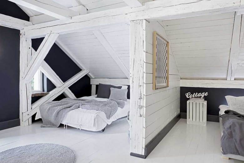 Białe drewniane belki i szare ściany w sypialni na poddaszu (21439)
