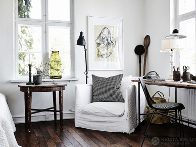 Biały fotel w spranej bawełnie,drewniany rustykalny stolik,ciemnobrązowa podłoga z drewna,plakaty i industrialne lampki i konsola-biurko (26565)