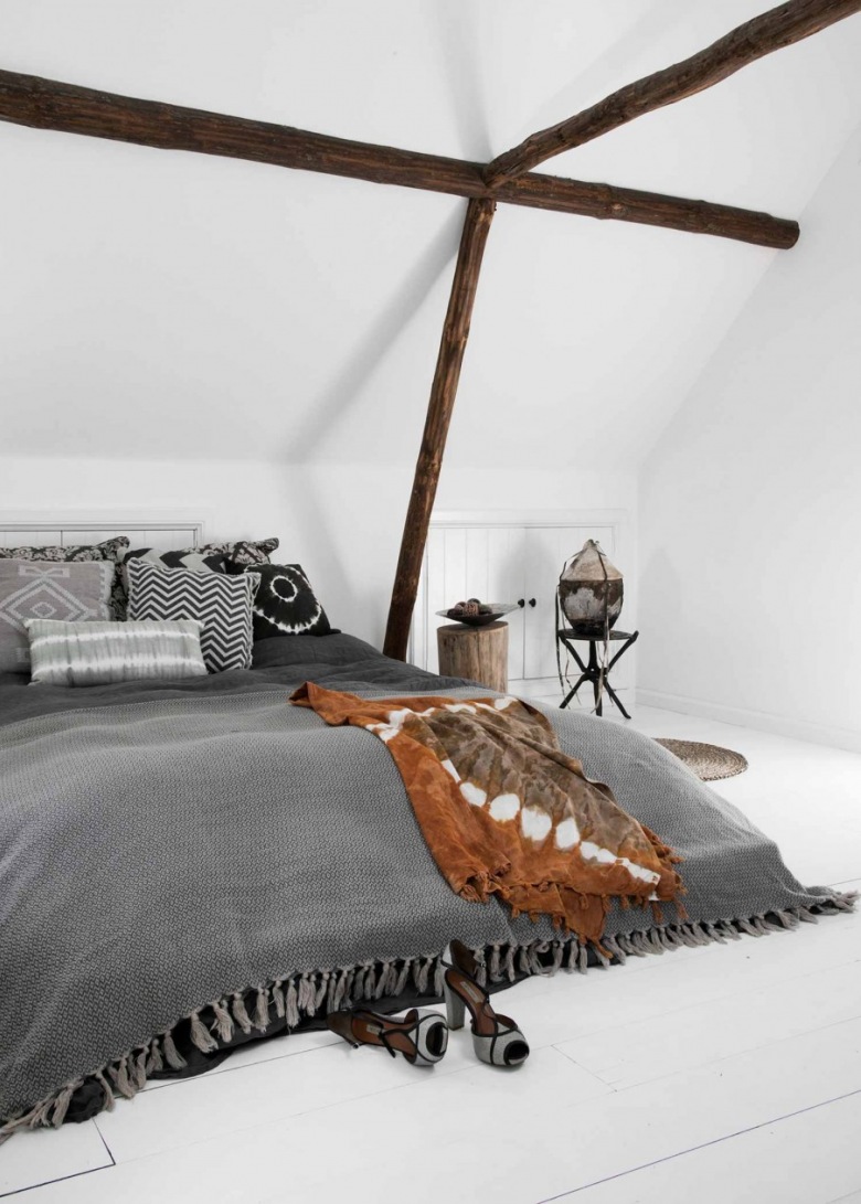Jak urządzić sypialnię na poddaszu z drewnianymi belkami ? (48414)