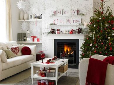 Biało-czerwony salon w świątecznej dekoracji (19824)