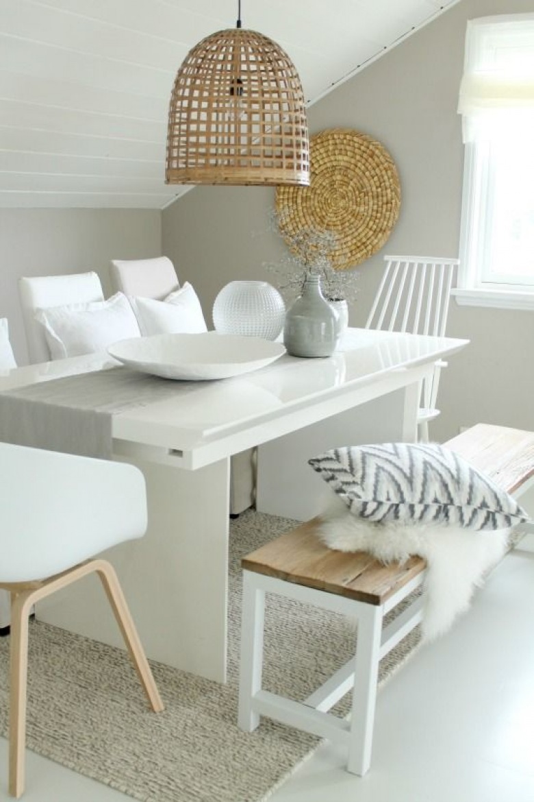 Pleciony ażurowy abażur z bambusa,biała ławka z drewnianym siedziskiem,bialy stół białe krzesła i poduszki w stylu skandynawskim (26405)