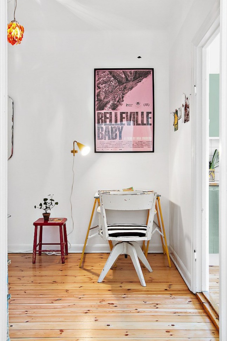 Mały  kącik biurowy z rózowym plakatem,malym stoliek i   białym krzeslem vinatge (25516)