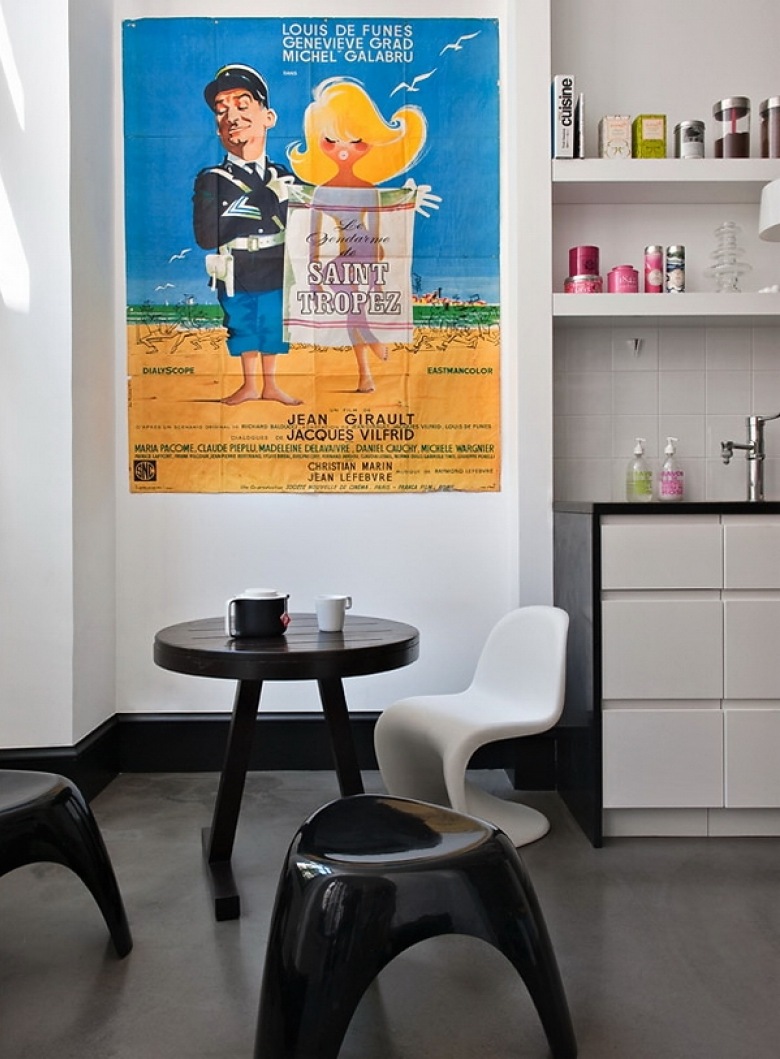 Kolorowy plakat filmowy na ścianie w kącku z zestawem mebli dziecięcych - stolik z krzesłami panton (26186)