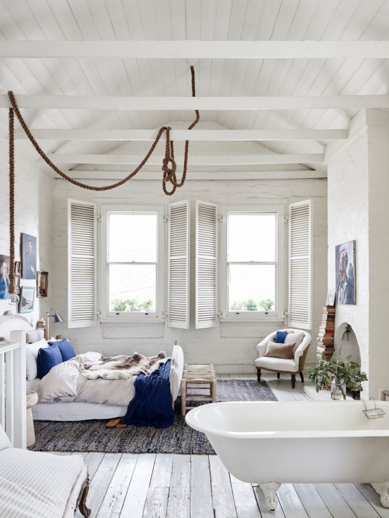 Sypialnia razem z łazienką  w bieli i błękitach w stylu rustykalnym (48314)