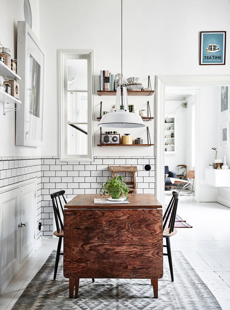 Drewniany stół w stylu vintage w białej kuchni (48330)