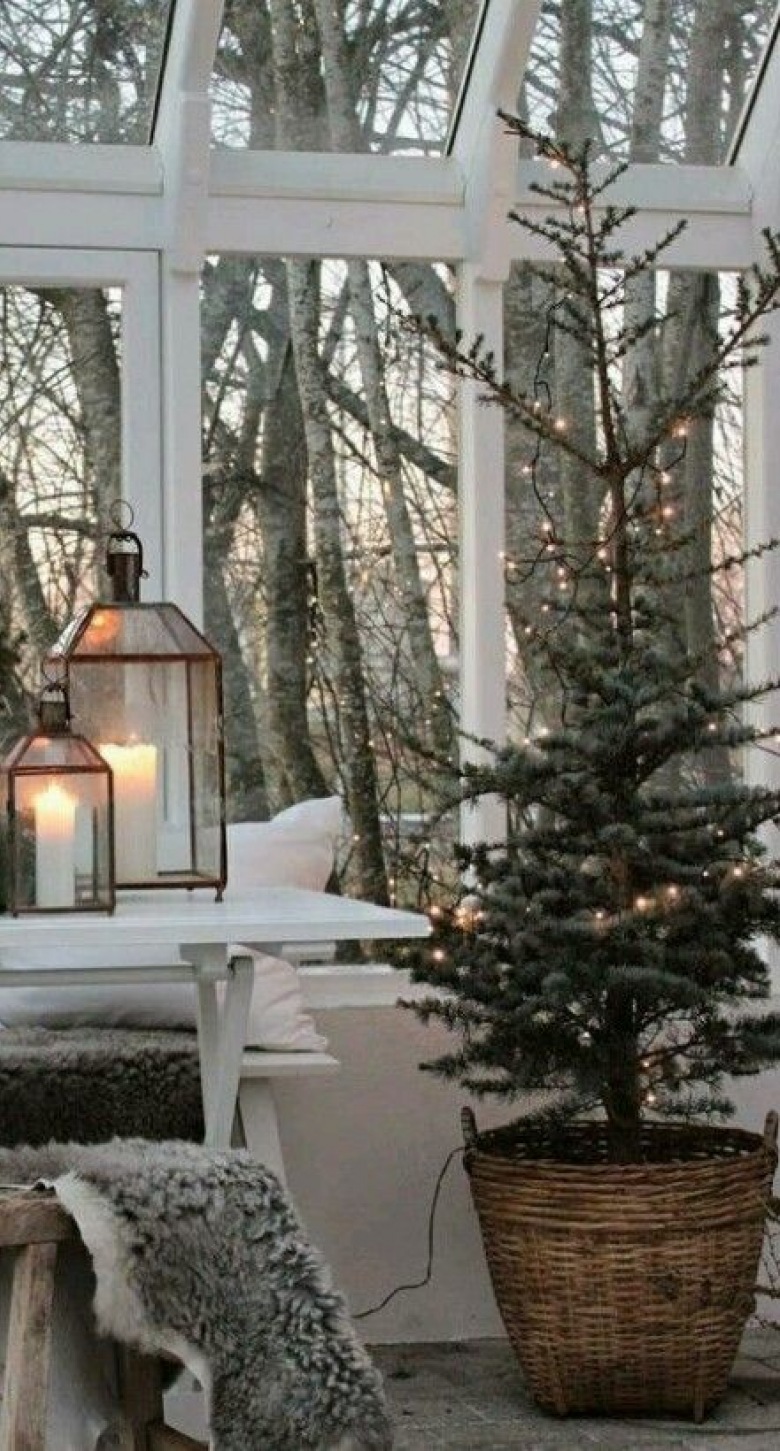 Ustawione na stole latarenki podkreślają urok aranżacji. Lampki na choince też subtelnie dekorują wnętrze i wnoszą do niego świąteczną...