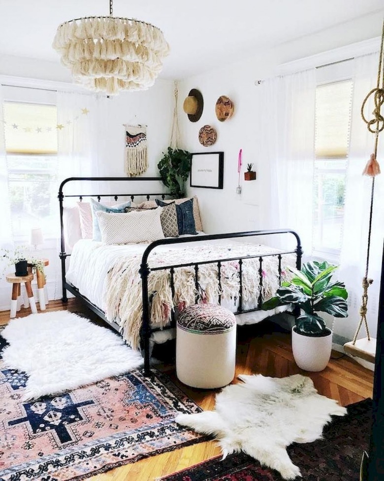 Czarne łóżko zdecydowanie wyróżnia się w kolorowej sypialni. Wzorzysty dywan i asymetryczna galeria ścienna dodają wnętrzu...