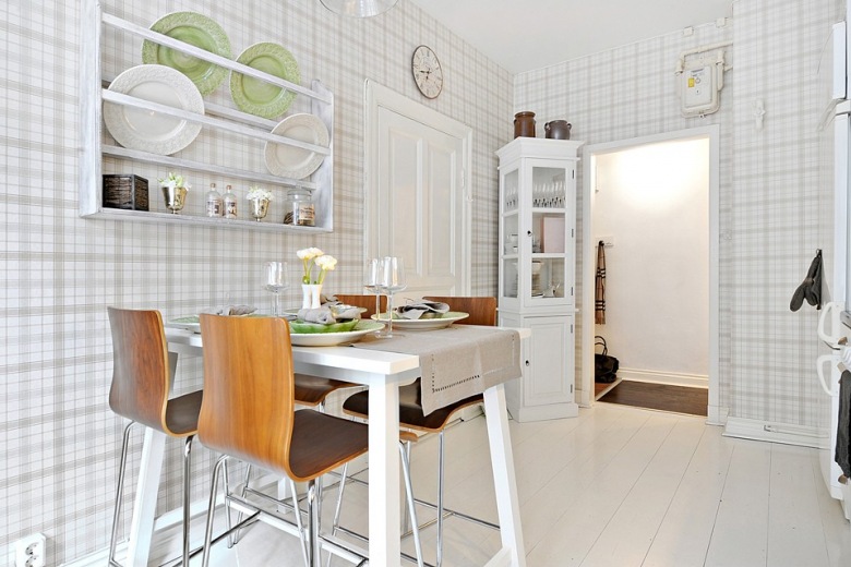 Tapeta w kratkę w aranżacji białej kuchni skandynawskiej z oliwkowymi talerzami na białej półce (21825)