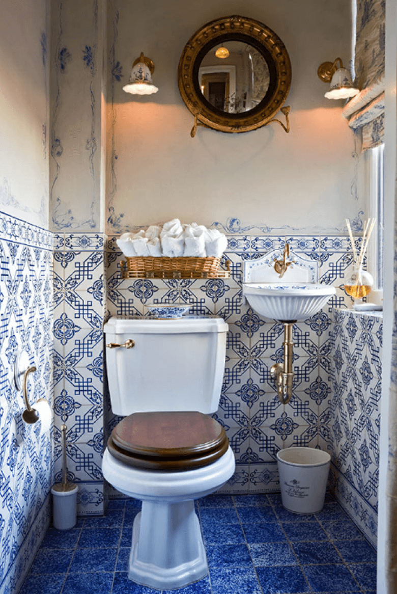 oryginalne płytki na ścianę i podłogę - to wyznacznik sródziemnomorskich łazienek, a kolor niebieski, to oczywiście...