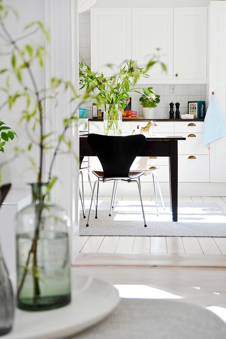 Drewniany ciemny stół w białej kuchni skandynawskiej (23449)