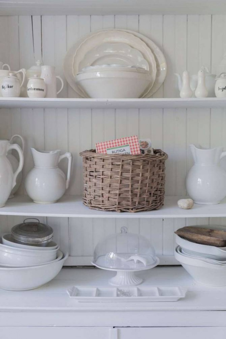 Białe naczynia i wiklinowy koszyk jako dekoracje w kuchni (53402)