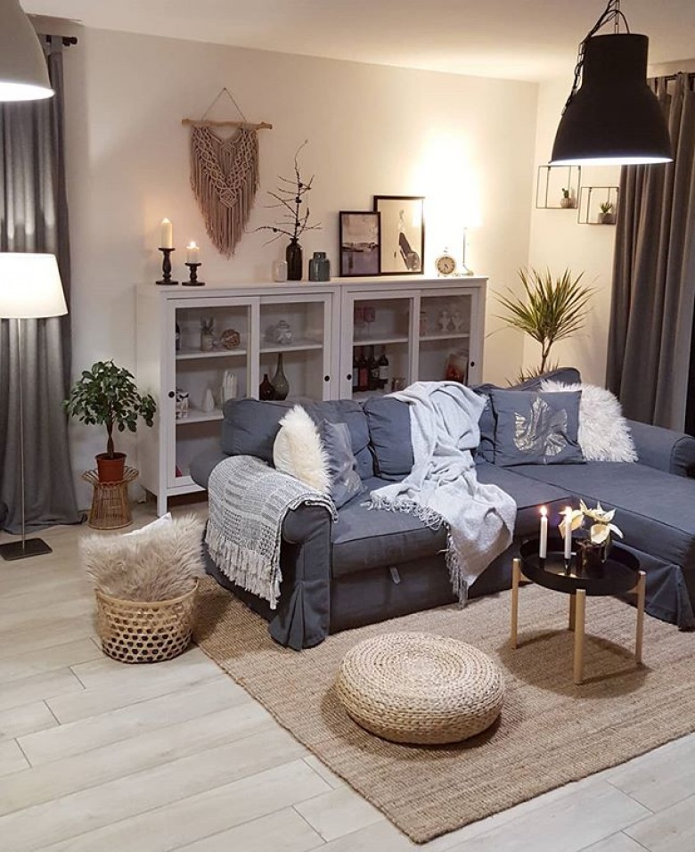 Przytulny salon z szarą sofą i dekoracją z pledów i poduszek (55524)