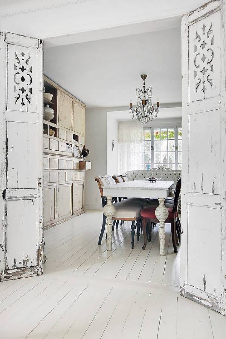 Prowansalskie drzwi vintage w białym wnętrzu jadalni z francuskimi meblami (21683)