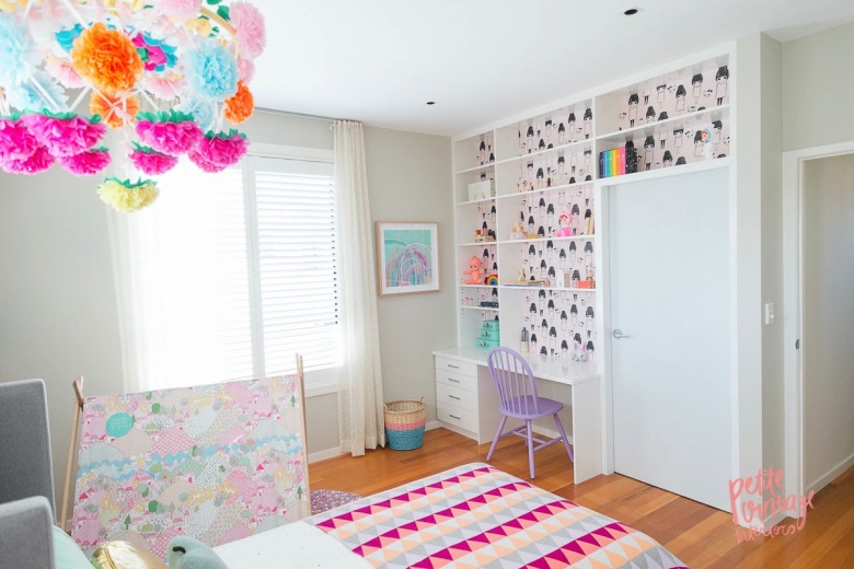 Pastelowa sypialnia dla dziewczynki z czarno – białą tapetą na ścianie (49370)