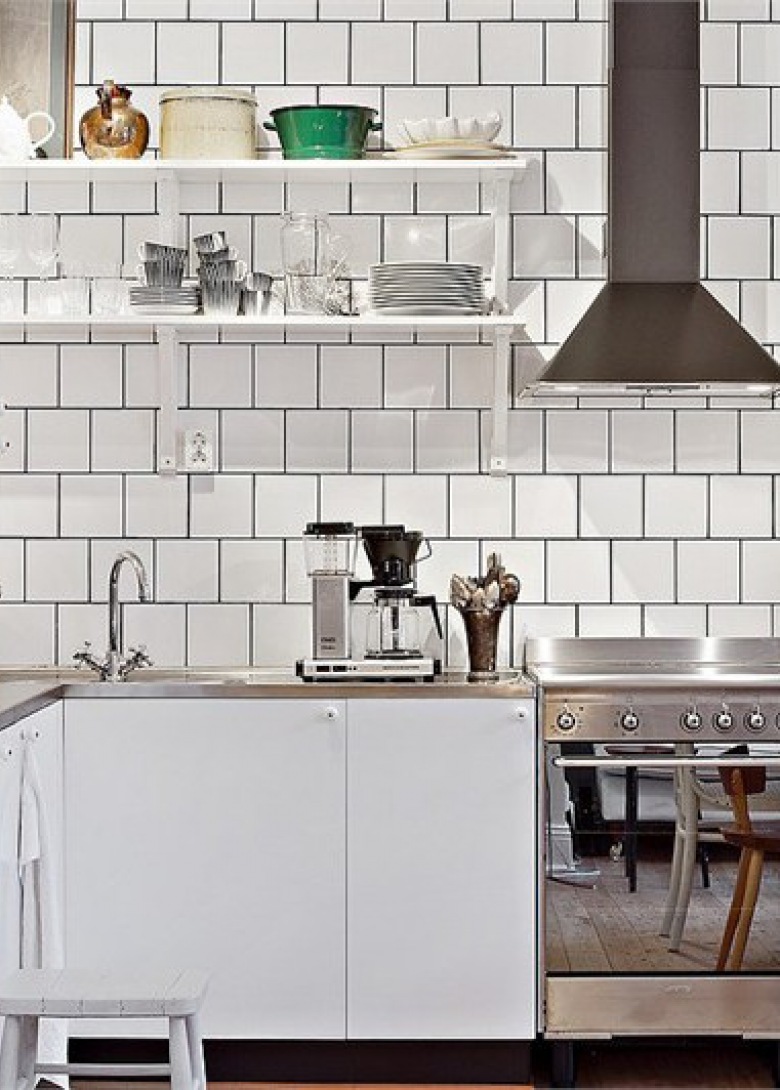 Białe półki w aranżacji kuchennej w stylu skandynawskim (21869)