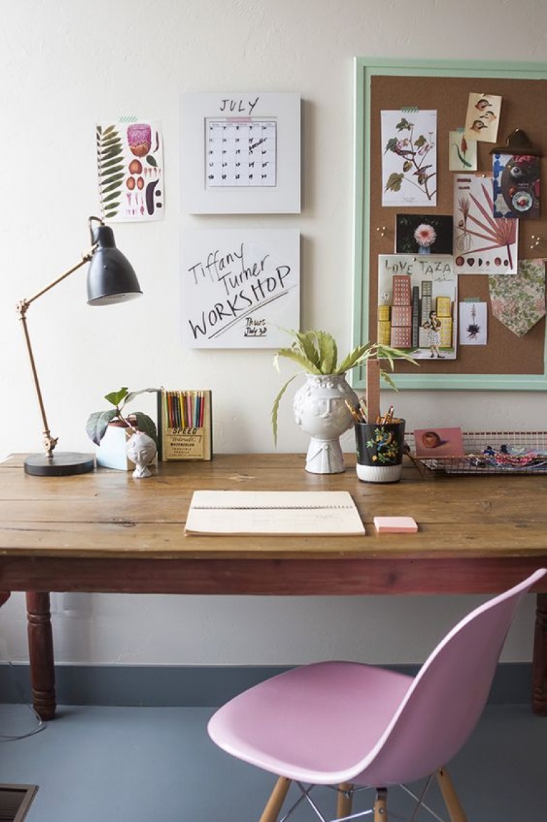 W pokoju biurowym postawiono na ciekawe zestawienie mebli. Do starego drewnianego biurka dostawiono nowoczesne krzesło w różowym kolorze. Galeria ścienna uzupełnia...