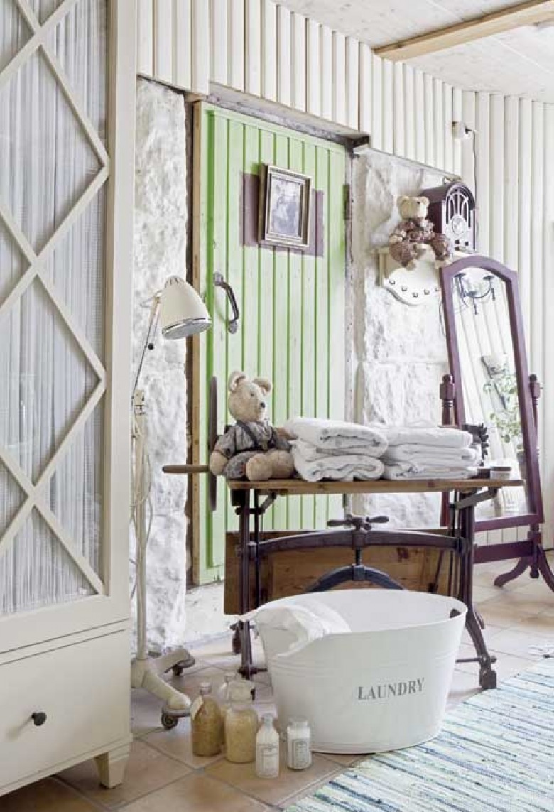 Dekoracje w stylu shabby chic w pastelowej sypialni (21487)