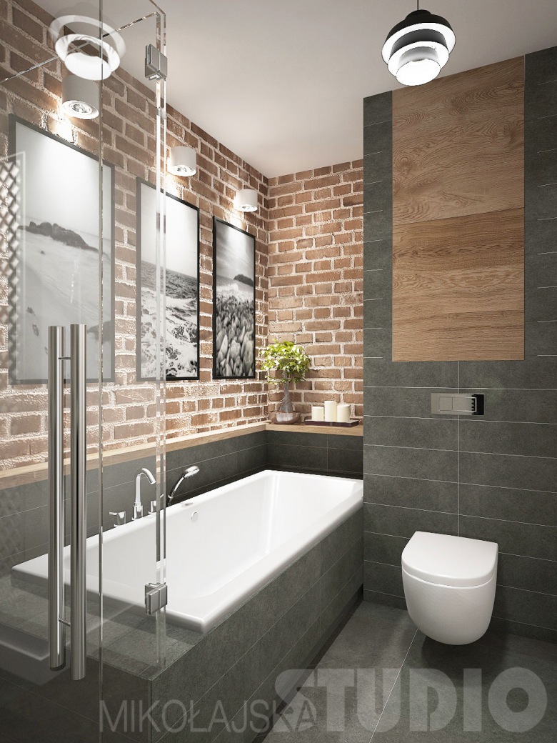 Łazienka w stylu loft z czereoną cegłą na ścianach i szarymi płytkami (26043)
