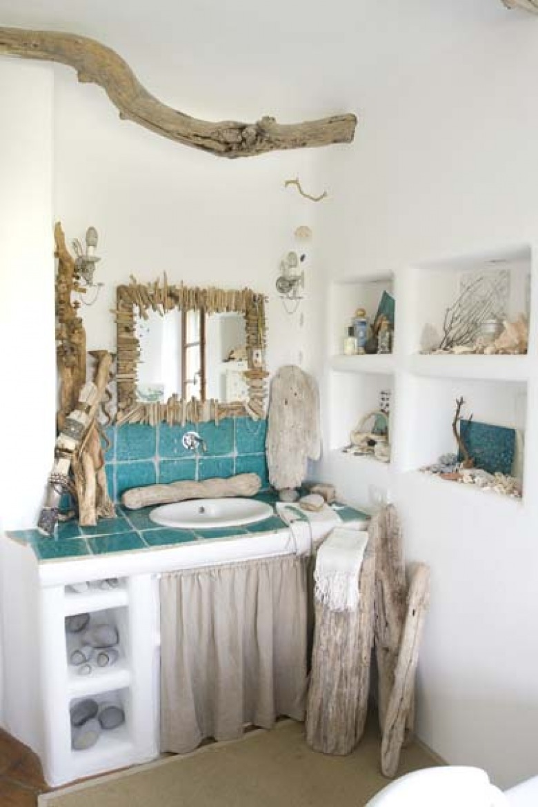 Murowane wnęki i półki, drewniane detale z konarów i turkusowe płytki w łazience (22196)