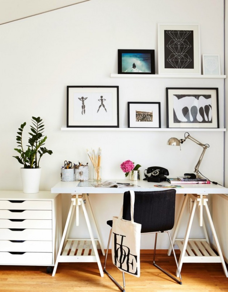 Aranżacja domowego gabinetu jest typowo skandynawska. Proste meble w białym kolorze dominują we wnętrzu. Czarne elementy i dekoracje znacząco ozdabiają...