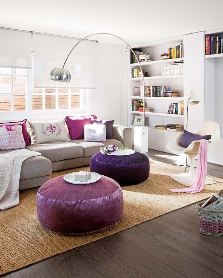 Srebrna lampa podłogowa na pałąku,fioletowe okragle pufy,różowe poduszki i nowoczesne foteliki w salonie (25519)