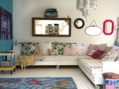 Mix luster na ścianie i poduszek na białym narożniku na kółkach w salonie (21745)