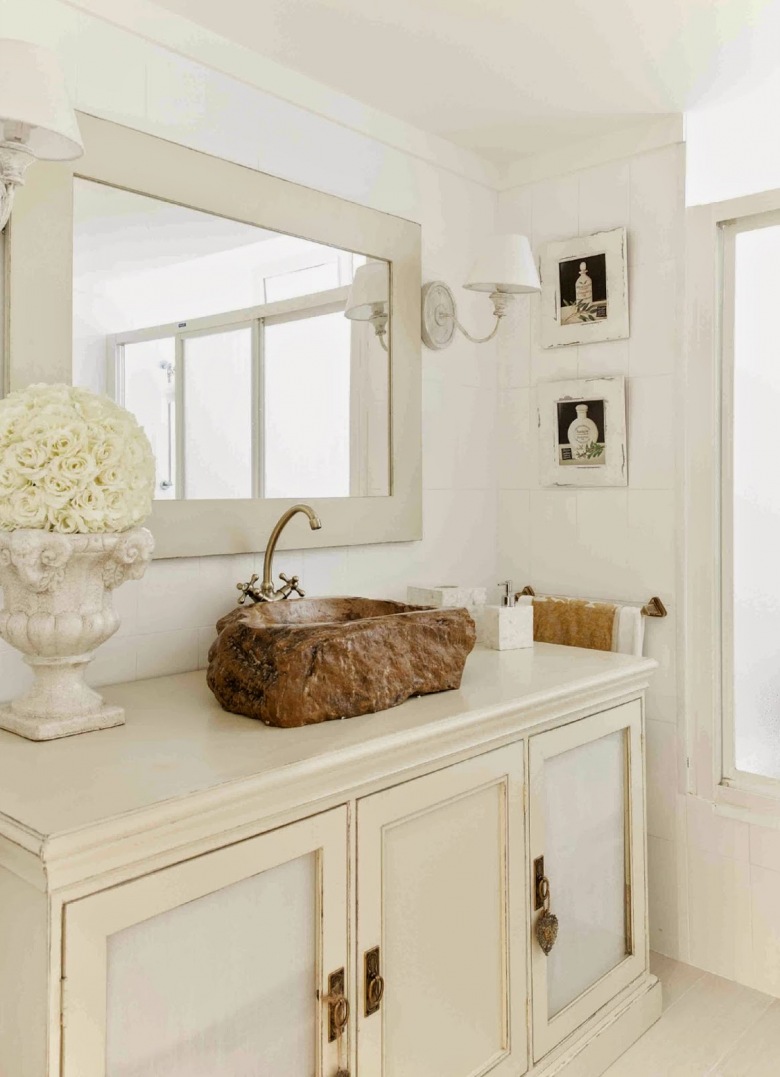 Brązowa kamienna umywalka,białe prostokatne lustro,prowansalskie kinkiety i kamienny biały gazon w łazience (25015)