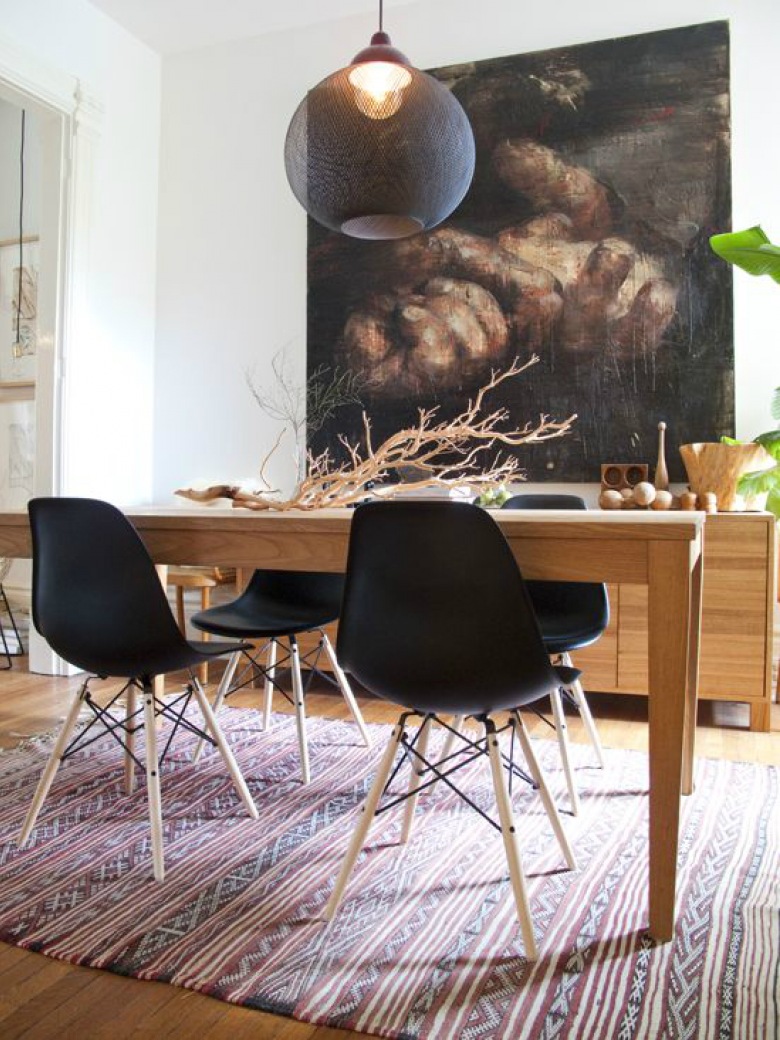 Prostokątny stół  w okleinie z drewna z czarnymi krzeslami w nowoczesnym stylu (21999)