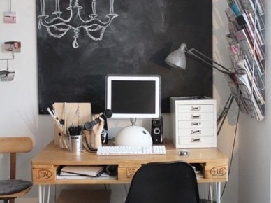 Biurko z drewnianej palety na metalowych nóżkach i ściana z tablicową czarna farbą w dekoracji domowego biura (25318)