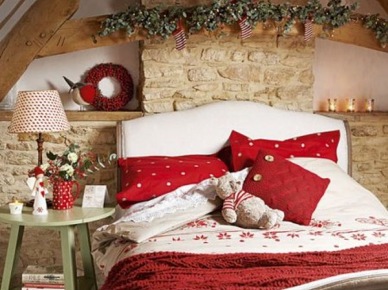 Czerwone poduszki, wianki i dekoracje świąteczne w sypialni (19904)